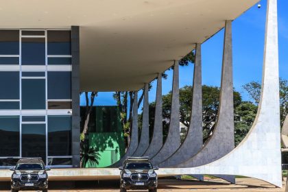 moraes-vota-para-tornar-eduardo-bolsonaro-reu-por-tentar-coagir-stf