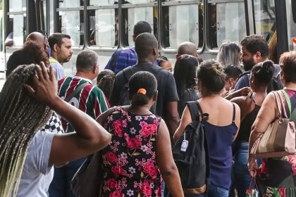 numero-dos-que-procuram-emprego-ha-mais-de-2-anos-cai-17,8%,-diz-ibge