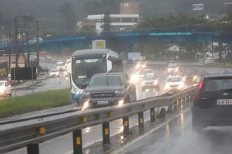 frente-fria-deve-causar-temporais-e-rajadas-de-vento-em-sc