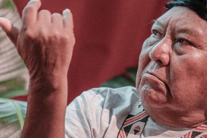 “enquanto-estivermos-aqui-o-ceu-nao-caira”,-diz-escritor-yanomami