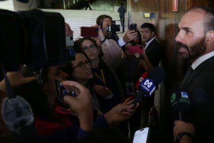 por-unanimidade,-stf-torna-eduardo-bolsonaro-reu-por-atuacao-nos-eua