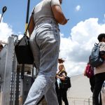 no-df,-candidatos-do-enem-chegam-cedo-sob-sol-forte-e-ansiedade