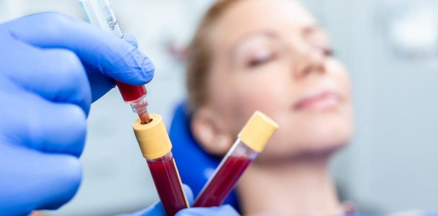 “mascara-menstrual”:-o-que-a-ciencia-diz-sobre-a-mais-nova-moda-em-beleza-facial-nas-redes-sociais