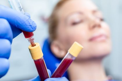 “mascara-menstrual”:-o-que-a-ciencia-diz-sobre-a-mais-nova-moda-em-beleza-facial-nas-redes-sociais