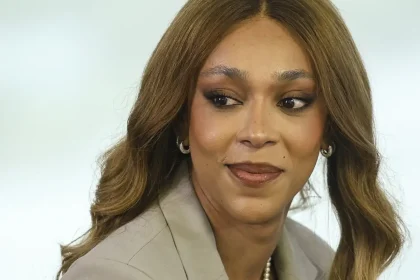 erika-hilton-acusa-nikolas-ferreira-de-usar-celular-perto-de-bolsonaro