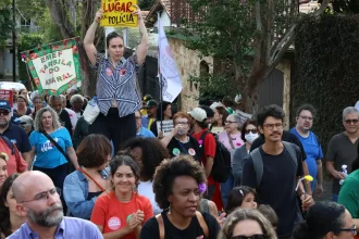 manifestantes-protestam-contra-entrada-de-pms-armados-em-escola-de-sp