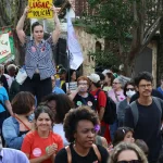 manifestantes-protestam-contra-entrada-de-pms-armados-em-escola-de-sp