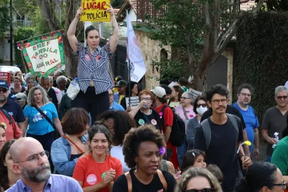 manifestantes-protestam-contra-entrada-de-pms-armados-em-escola-de-sp