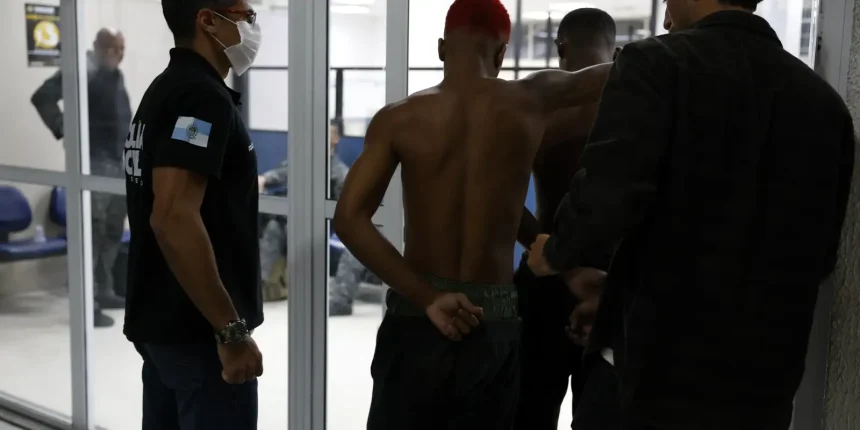 avenida-brasil-e-interditada-e-carros-sao-incendiados-no-rio