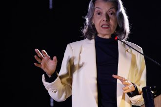 carmen-lucia:-“ditadura-e-como-erva-daninha-que-precisa-ser-cortada”