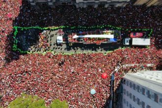 familias-se-juntam-a-multidao-para-festejar-titulo-do-flamengo-no-rj
