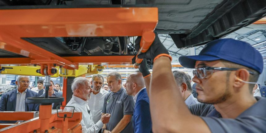 lula:-queda-da-pobreza-esta-ligada-a-menor-inflacao-e-maiores-salarios