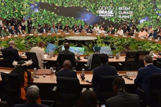 cop-30-derivou-entre-ser-palco-de-vitrine-climatica,-captura-financeira-e-resistencia-dos-povos
