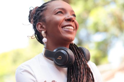 ativista-que-quer-“calcar-o-mundo”-ja-distribuiu-60-mil-chinelos