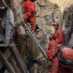 bombeiros-resgatam-17-pessoas-de-casarao-que-desabou-no-rio