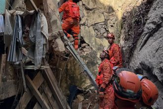 bombeiros-resgatam-17-pessoas-de-casarao-que-desabou-no-rio