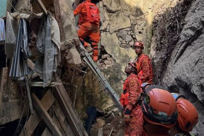 bombeiros-resgatam-17-pessoas-de-casarao-que-desabou-no-rio
