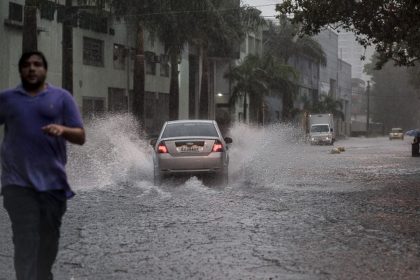 capital-paulista-entra-em-estado-de-atencao-com-chuva-e-alagamento