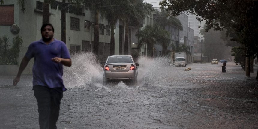 capital-paulista-entra-em-estado-de-atencao-com-chuva-e-alagamento