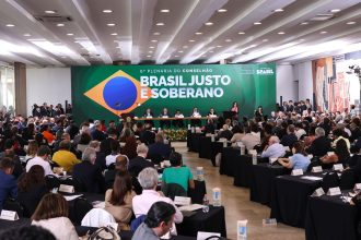 conselhao-entrega-a-lula-propostas-de-metas-de-desenvolvimento-do-pais