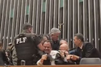 glauber-braga-e-retirado-a-forca-apos-ocupar-mesa-da-camara