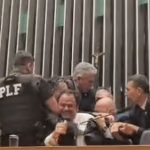 glauber-braga-e-retirado-a-forca-apos-ocupar-mesa-da-camara