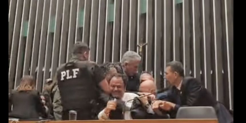 glauber-braga-e-retirado-a-forca-apos-ocupar-mesa-da-camara