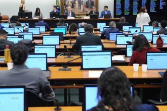 ccj-da-camara-se-posiciona-a-favor-de-cassacao-de-carla-zambelli