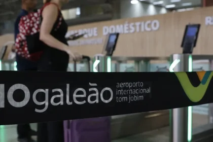 ventania-que-atingiu-sp-provocou-cancelamento-de-voos-no-rio