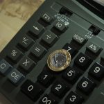 sob-efeito-do-juro-alto,-economia-recua-0,3%-em-outubro